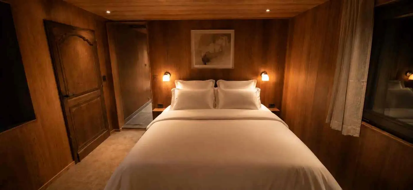 La chambre principale lambrissée de bois